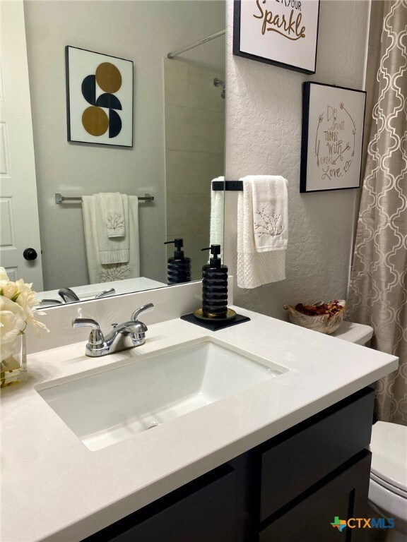 429 Juana Way, New Braunfels, TX 78132 - full bathroom featuring toilet, vanity, and curtained shower