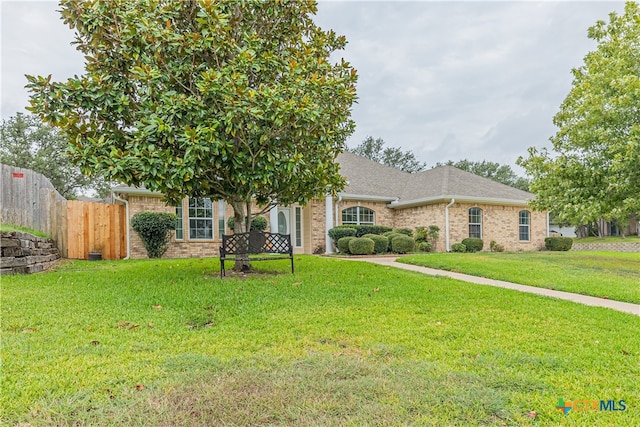 view of front of property featuring a front lawn