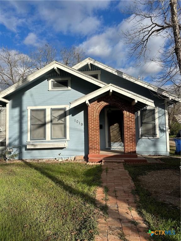 view of front of house with a front yard