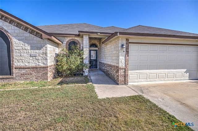 view of front facade with a garage and a front yard