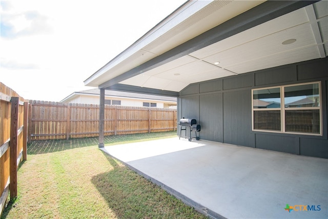 view of yard featuring a patio area