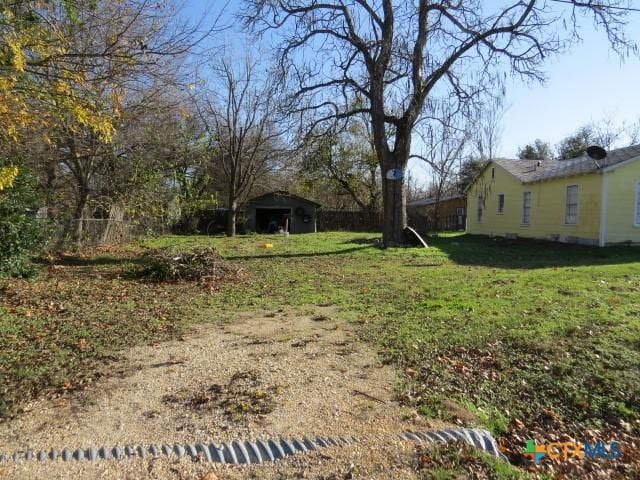 view of yard with an outbuilding