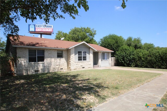 view of front of house featuring a front lawn