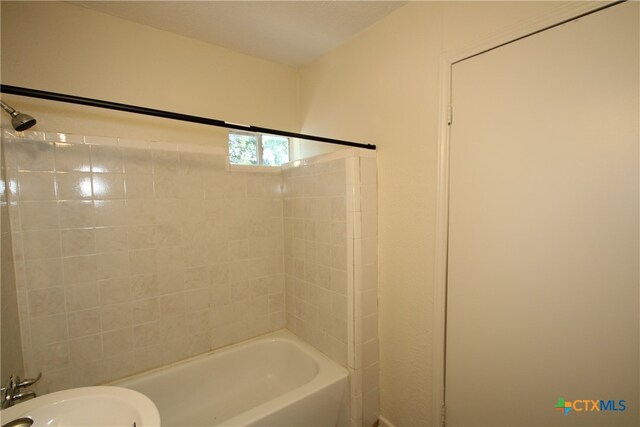 bathroom featuring sink and tiled shower / bath combo