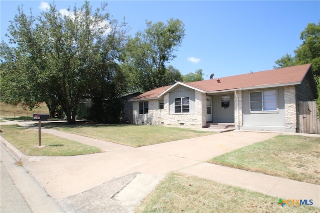 ranch-style house featuring a front yard