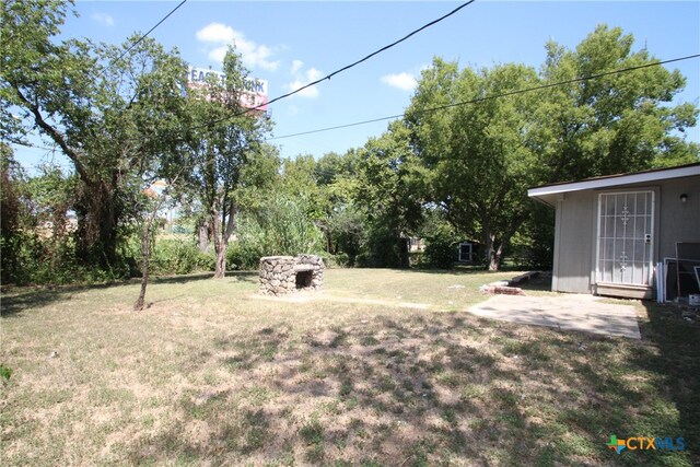 view of yard featuring an outbuilding