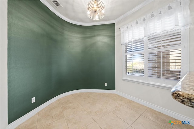 tiled empty room featuring a notable chandelier, ornamental molding, visible vents, and baseboards