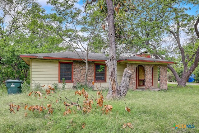 view of front of property featuring a front lawn