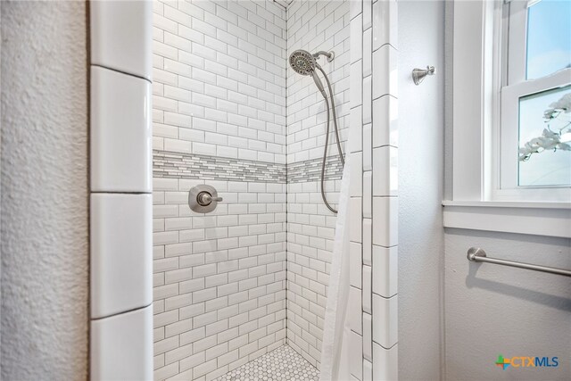 bathroom featuring a shower with shower curtain