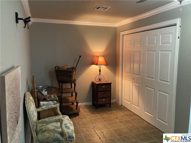 sitting room with crown molding