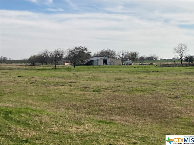 view of yard featuring a rural view