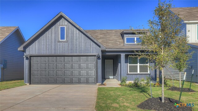 view of front facade featuring a garage and a front yard