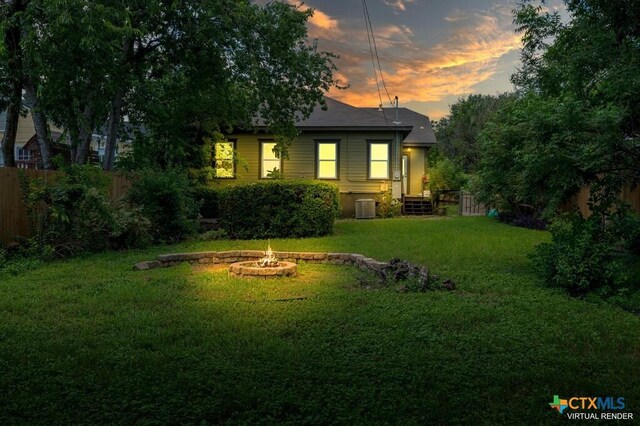905 N 33rd St, Waco, TX 76707 - rear view of property featuring an outdoor fire pit
