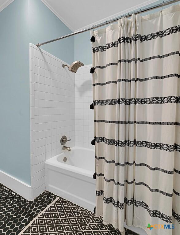 905 N 33rd St, Waco, TX 76707 - full bathroom featuring shower / bathtub combination with curtain and ornamental molding