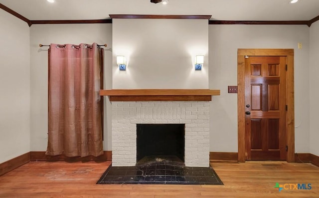 905 N 33rd St, Waco, TX 76707 - living room with crown molding, wood finished floors, recessed lighting, and a fireplace