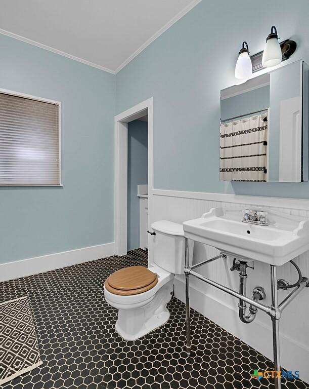 905 N 33rd St, Waco, TX 76707 - bathroom with crown molding and a wainscoted wall