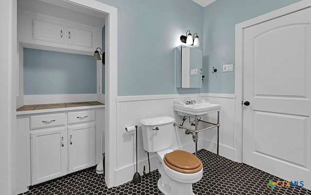 905 N 33rd St, Waco, TX 76707 - half bathroom featuring a wainscoted wall and toilet