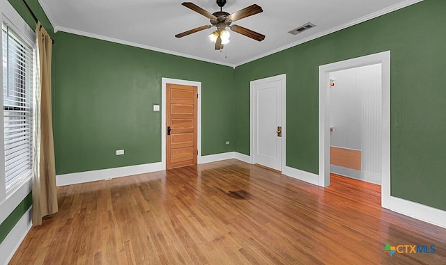 905 N 33rd St, Waco, TX 76707 - unfurnished bedroom featuring wood finished floors, crown molding, and a ceiling fan