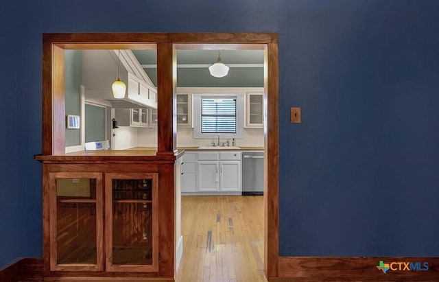 905 N 33rd St, Waco, TX 76707 - bar featuring dishwasher and light wood-type flooring
