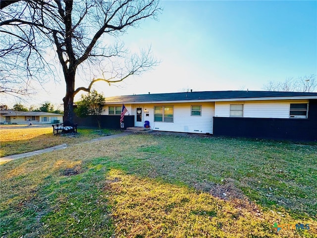 view of front of property featuring a front yard