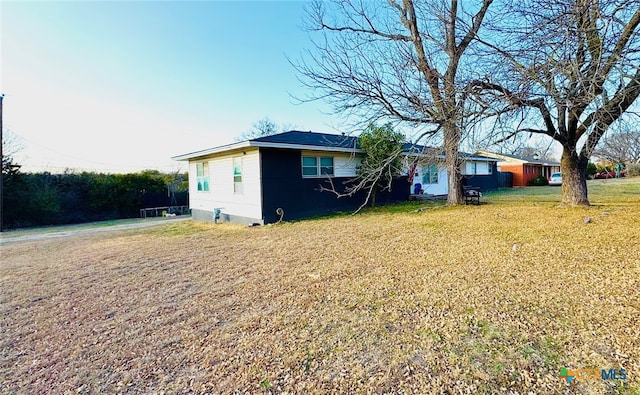 view of front facade with a front lawn