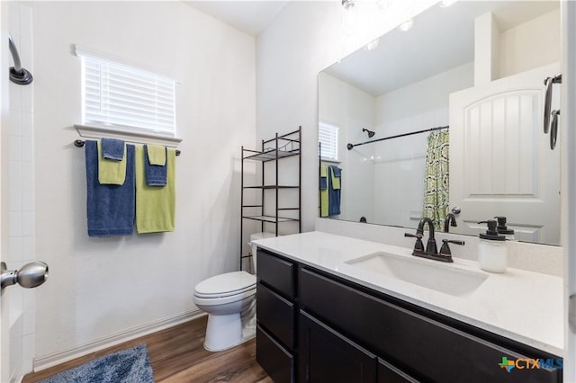full bathroom featuring a shower with shower curtain, toilet, wood finished floors, vanity, and baseboards