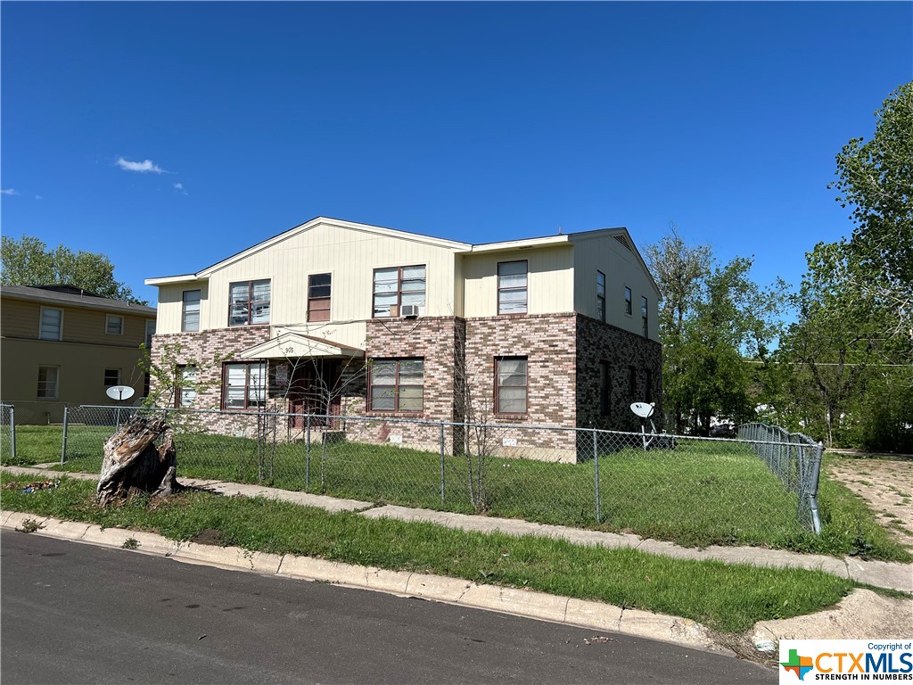 view of front of home featuring a front lawn