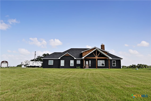 view of front facade featuring a front lawn