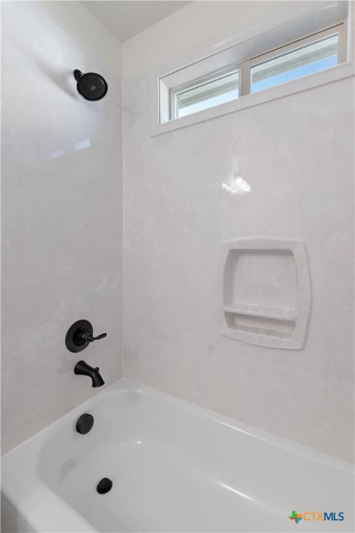 bathroom featuring tiled shower / bath combo