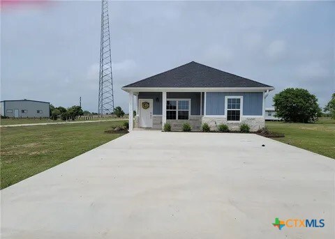 view of front of home featuring a front lawn