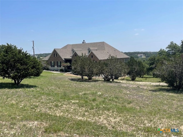 view of front facade featuring a front lawn