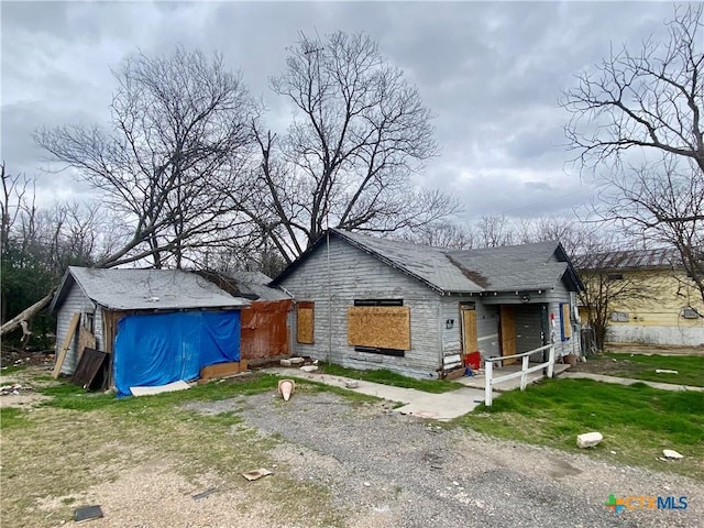 view of front of house with driveway