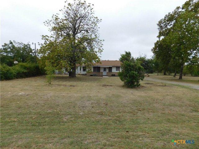 view of front of property featuring a front lawn