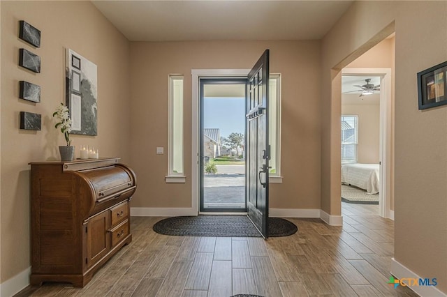 foyer entrance featuring ceiling fan