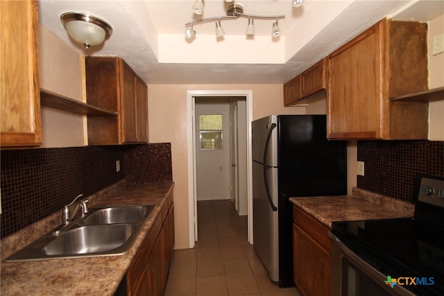 kitchen featuring decorative backsplash, electric range, a tray ceiling, and sink