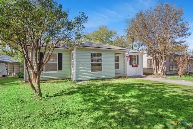 ranch-style home featuring a front lawn