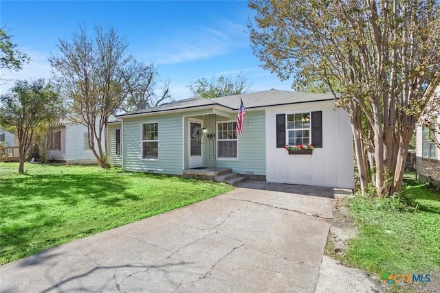 single story home featuring a front yard