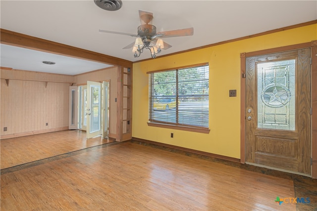 foyer entrance featuring light hardwood / wood-style floors, ceiling fan, and ornamental molding