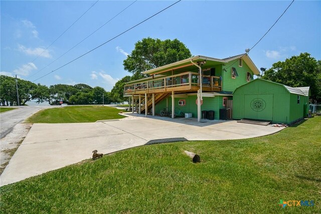 view of front of house featuring a wooden deck and a front lawn