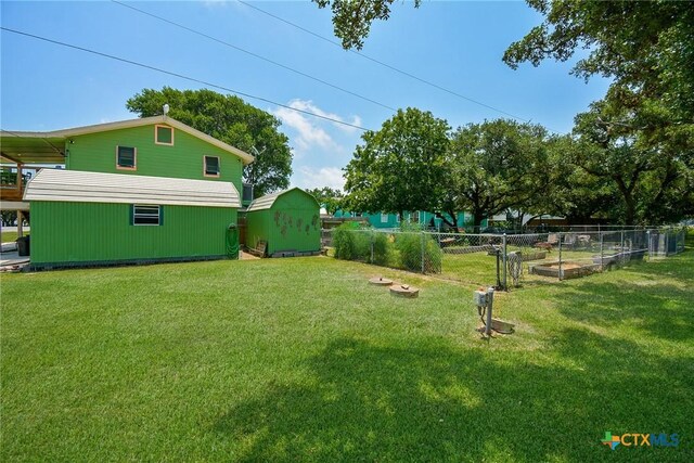 view of yard featuring a storage unit