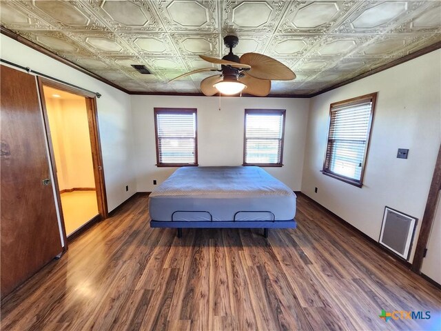 unfurnished bedroom featuring dark hardwood / wood-style floors and ceiling fan