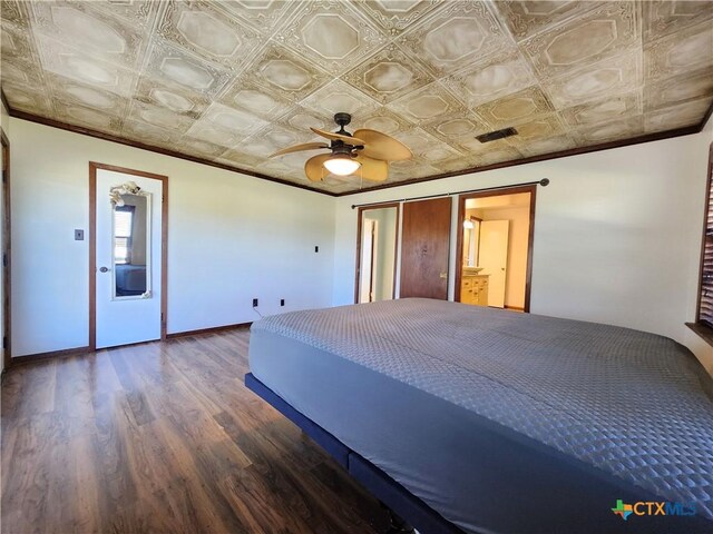 unfurnished bedroom featuring dark hardwood / wood-style flooring, a closet, and ceiling fan