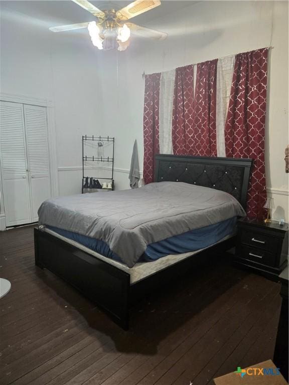 bedroom featuring dark wood-type flooring and ceiling fan