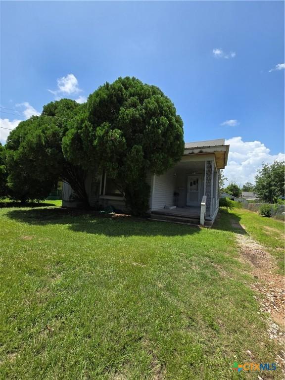 206 Dallas St, Yoakum, TX 77995 - view of grassy yard