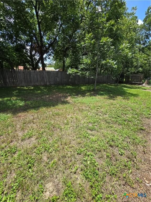 206 Dallas St, Yoakum, TX 77995 - view of yard