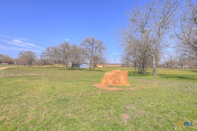 view of yard featuring a rural view