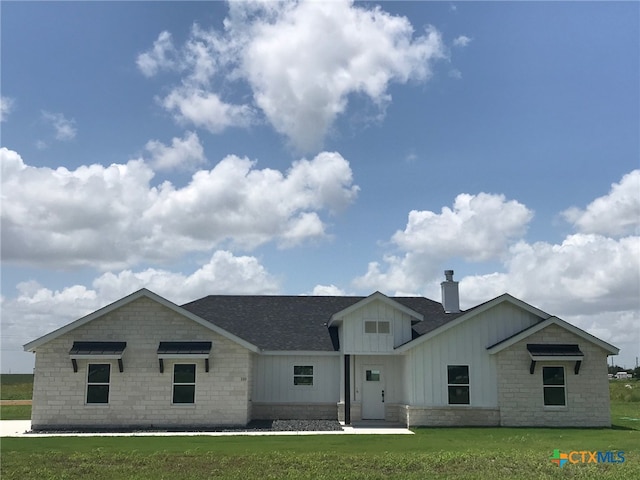 view of front of property featuring a front lawn