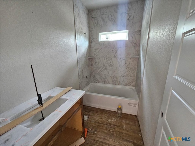 1420 Canyon Bnd, Canyon Lake, TX 78133 - full bath featuring wood finished floors, a textured wall, vanity, and shower / tub combination