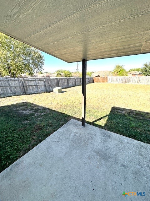 view of yard featuring a patio area