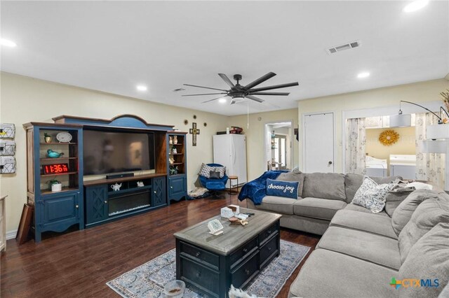 living room with visible vents, ceiling fan, washer and clothes dryer, recessed lighting, and dark wood-style flooring